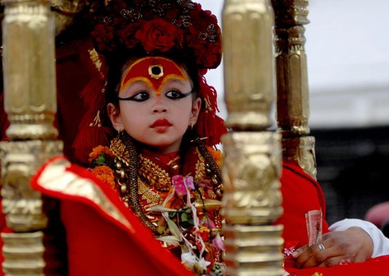 जीवित देवी कुमारीको सामूहिक पूजा गरिँदै