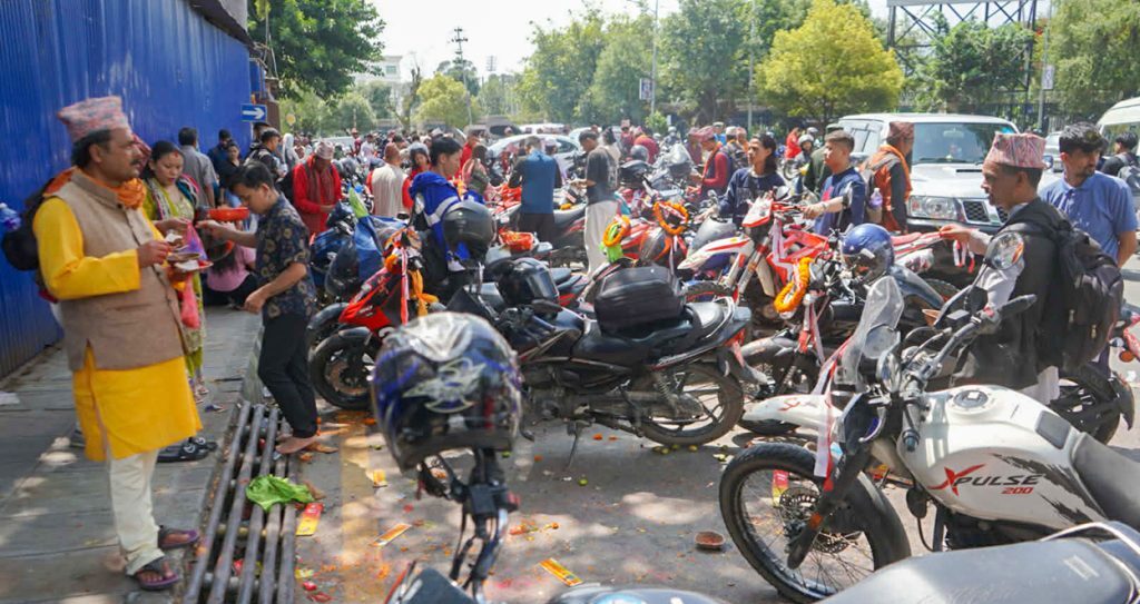 भद्रकाली मन्दिर परिसरमा सवारीसाधन पूजा गर्नेहरूको भिड